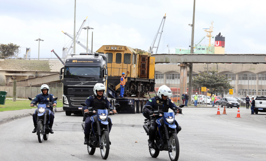 Locomotivas deixam a Portos do Paraná para serem restauradas e preservadas