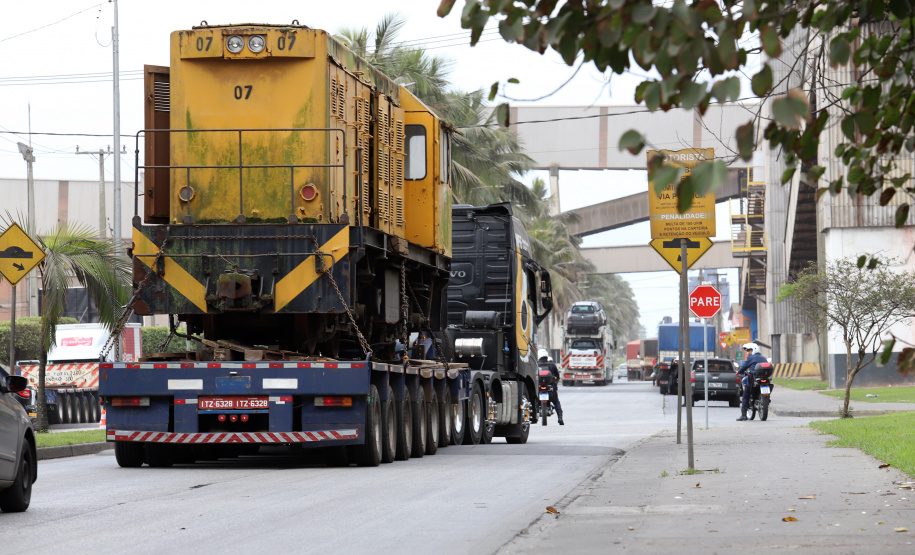 Locomotivas deixam a Portos do Paraná para serem restauradas e preservadas