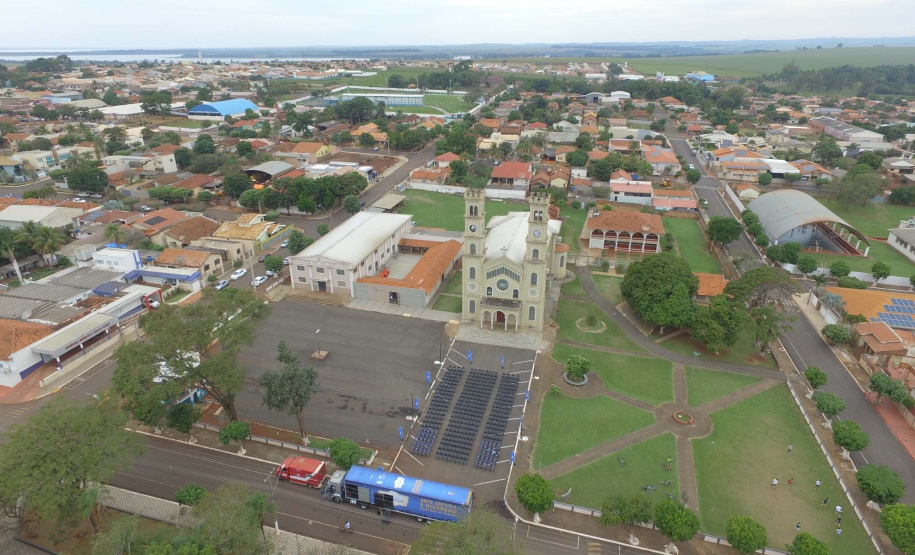 Cinema na Praça reúne quase mil pessoas em sessões ao ar livre