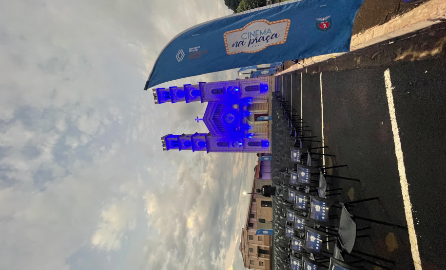 Cinema na Praça reúne quase mil pessoas em sessões ao ar livre