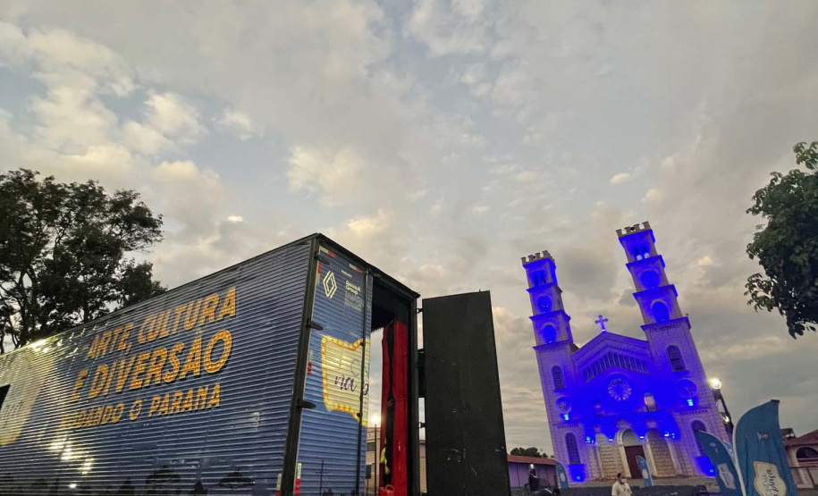 Cinema na Praça reúne quase mil pessoas em sessões ao ar livre