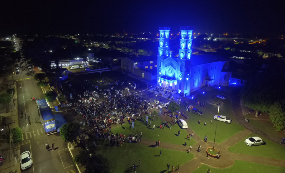 Cinema na Praça reúne quase mil pessoas em sessões ao ar livre