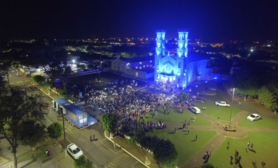 Cinema na Praça reúne quase mil pessoas em sessões ao ar livre
