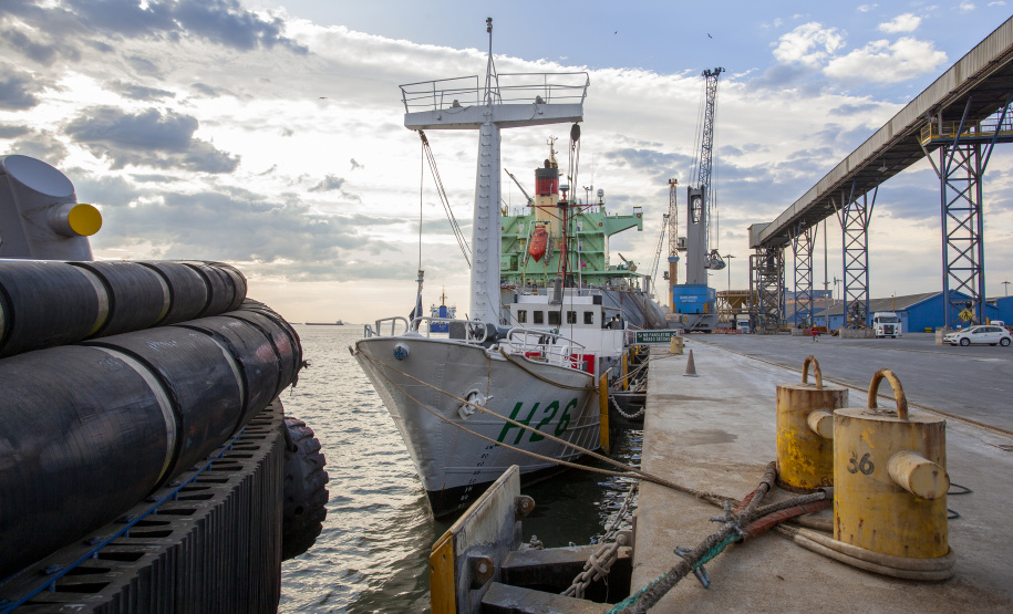 Porto de Paranaguá recebe embarcação da Marinha para atividade de formação do Exército Brasileiro