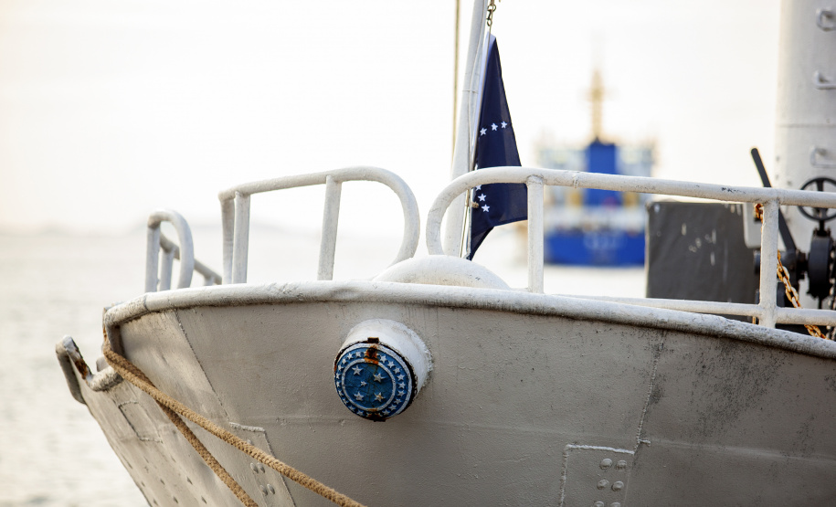 Porto de Paranaguá recebe embarcação da Marinha para atividade de formação do Exército Brasileiro