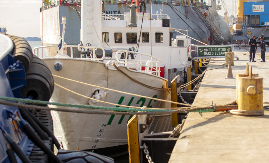 Porto de Paranaguá recebe embarcação da Marinha para atividade de formação do Exército Brasileiro