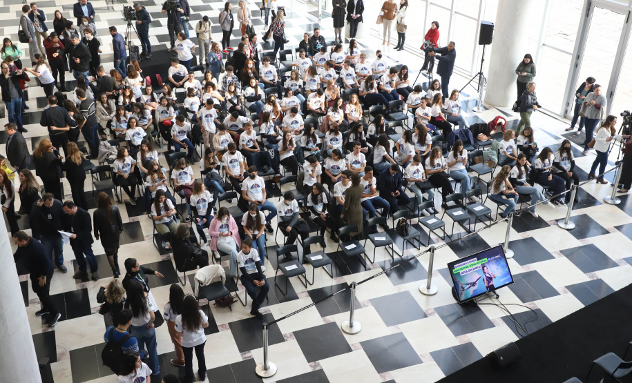 Emocionados, alunos paranaenses querem levar até cuia de chimarrão para a Nova Zelândia
