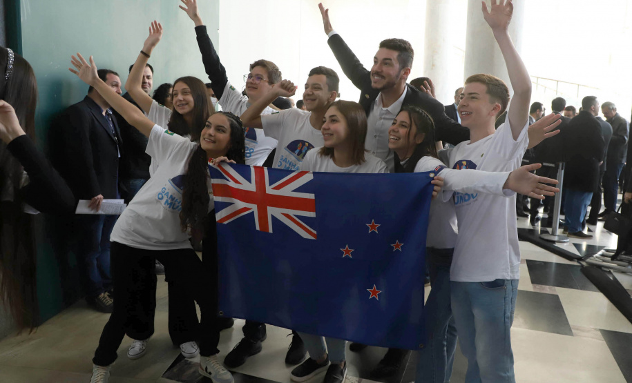 Emocionados, alunos paranaenses querem levar até cuia de chimarrão para a Nova Zelândia