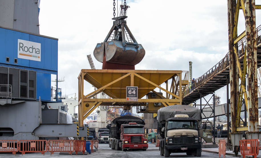 Portos do Paraná têm alta de 14% na descarga de fertilizantes -