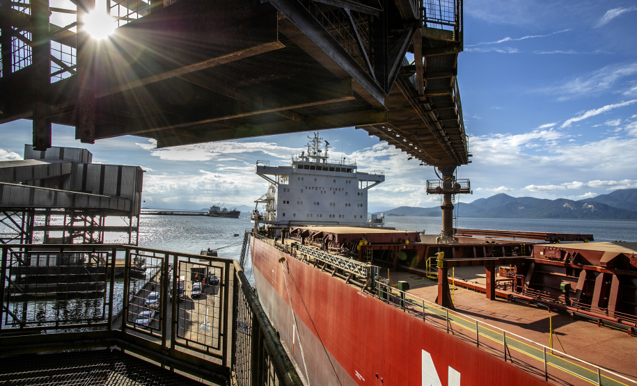 Portos do Paraná têm alta de 14% na descarga de fertilizantes -