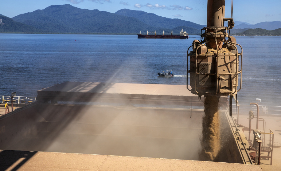 Portos do Paraná têm alta de 14% na descarga de fertilizantes -