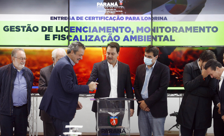 O governador Carlos Massa Ratinho Junior anunciou nesta terça-feira (28) a criação do 30º Batalhão da Polícia Militar (30º BPM), com sede em Londrina, no Norte do Estado. Ele também assinou a ordem de serviço para a conclusão das obras do Centro Estadual de Educação Profissional (CEEP) de Londrina entregou o certificado que garante a descentralização da gestão ambiental, que pode ser feita de forma autônoma pelo município.