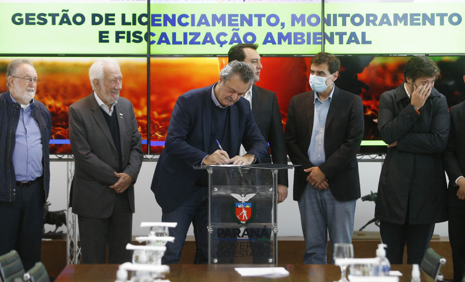 O governador Carlos Massa Ratinho Junior anunciou nesta terça-feira (28) a criação do 30º Batalhão da Polícia Militar (30º BPM), com sede em Londrina, no Norte do Estado. Ele também assinou a ordem de serviço para a conclusão das obras do Centro Estadual de Educação Profissional (CEEP) de Londrina entregou o certificado que garante a descentralização da gestão ambiental, que pode ser feita de forma autônoma pelo município.