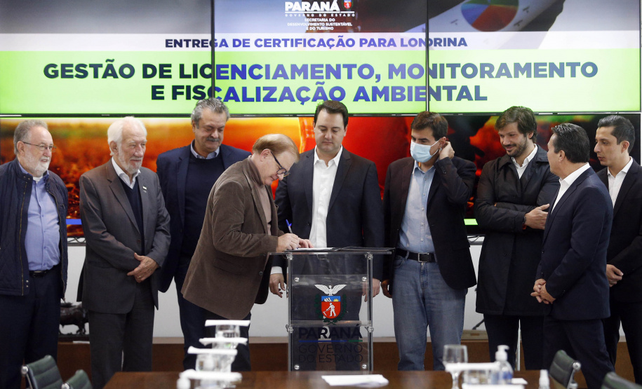 O governador Carlos Massa Ratinho Junior anunciou nesta terça-feira (28) a criação do 30º Batalhão da Polícia Militar (30º BPM), com sede em Londrina, no Norte do Estado. Ele também assinou a ordem de serviço para a conclusão das obras do Centro Estadual de Educação Profissional (CEEP) de Londrina entregou o certificado que garante a descentralização da gestão ambiental, que pode ser feita de forma autônoma pelo município.
