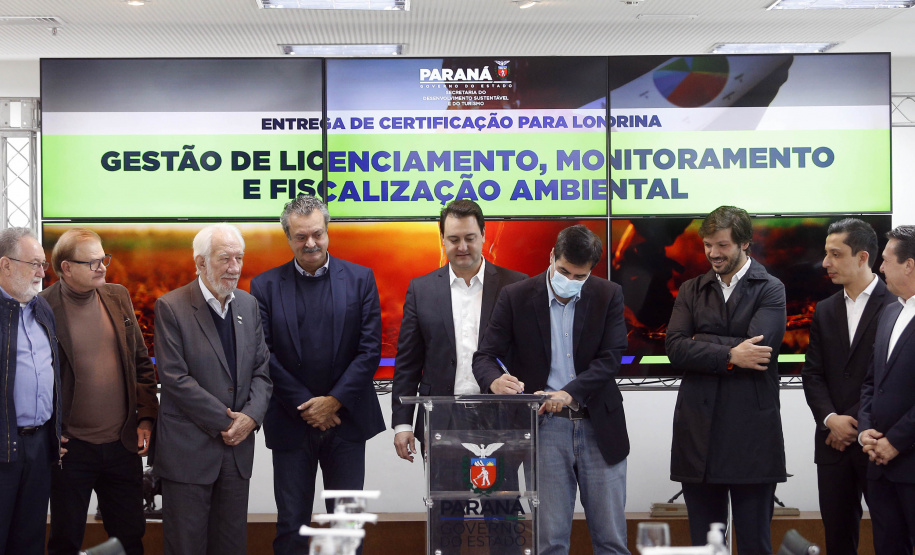 O governador Carlos Massa Ratinho Junior anunciou nesta terça-feira (28) a criação do 30º Batalhão da Polícia Militar (30º BPM), com sede em Londrina, no Norte do Estado. Ele também assinou a ordem de serviço para a conclusão das obras do Centro Estadual de Educação Profissional (CEEP) de Londrina entregou o certificado que garante a descentralização da gestão ambiental, que pode ser feita de forma autônoma pelo município.
