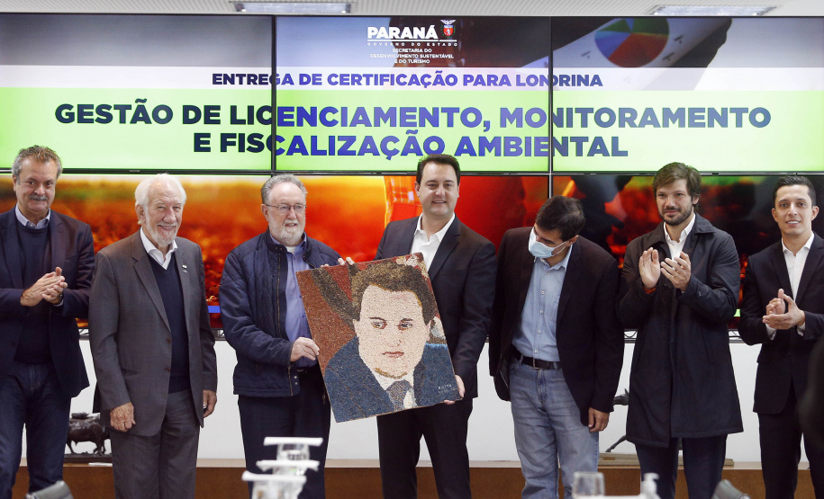 O governador Carlos Massa Ratinho Junior anunciou nesta terça-feira (28) a criação do 30º Batalhão da Polícia Militar (30º BPM), com sede em Londrina, no Norte do Estado. Ele também assinou a ordem de serviço para a conclusão das obras do Centro Estadual de Educação Profissional (CEEP) de Londrina entregou o certificado que garante a descentralização da gestão ambiental, que pode ser feita de forma autônoma pelo município.