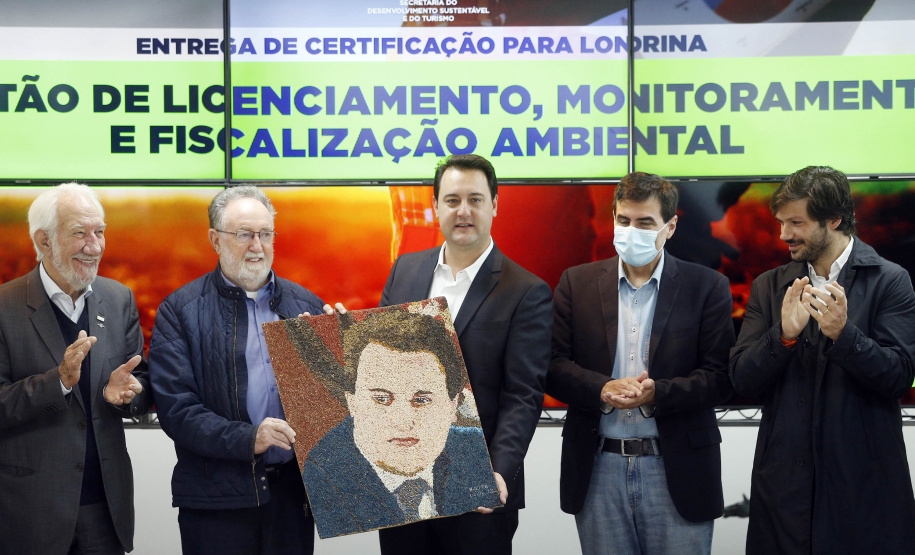 O governador Carlos Massa Ratinho Junior anunciou nesta terça-feira (28) a criação do 30º Batalhão da Polícia Militar (30º BPM), com sede em Londrina, no Norte do Estado. Ele também assinou a ordem de serviço para a conclusão das obras do Centro Estadual de Educação Profissional (CEEP) de Londrina entregou o certificado que garante a descentralização da gestão ambiental, que pode ser feita de forma autônoma pelo município.