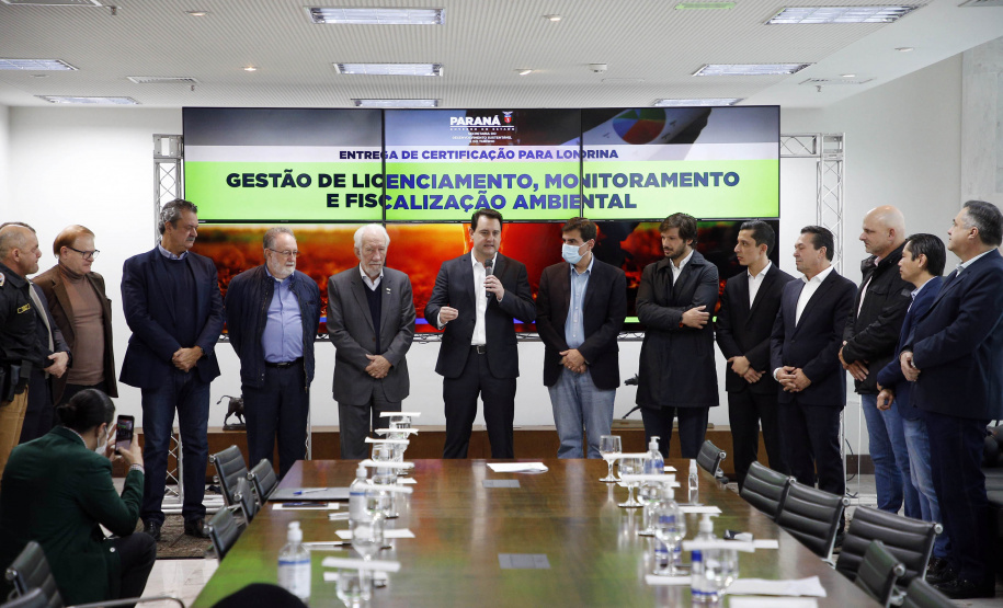 O governador Carlos Massa Ratinho Junior anunciou nesta terça-feira (28) a criação do 30º Batalhão da Polícia Militar (30º BPM), com sede em Londrina, no Norte do Estado. Ele também assinou a ordem de serviço para a conclusão das obras do Centro Estadual de Educação Profissional (CEEP) de Londrina entregou o certificado que garante a descentralização da gestão ambiental, que pode ser feita de forma autônoma pelo município.