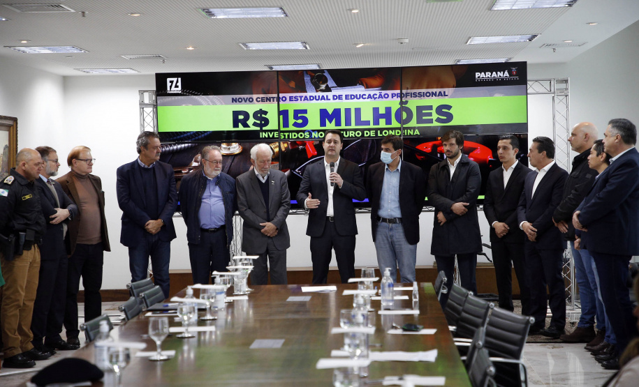 O governador Carlos Massa Ratinho Junior anunciou nesta terça-feira (28) a criação do 30º Batalhão da Polícia Militar (30º BPM), com sede em Londrina, no Norte do Estado. Ele também assinou a ordem de serviço para a conclusão das obras do Centro Estadual de Educação Profissional (CEEP) de Londrina entregou o certificado que garante a descentralização da gestão ambiental, que pode ser feita de forma autônoma pelo município.