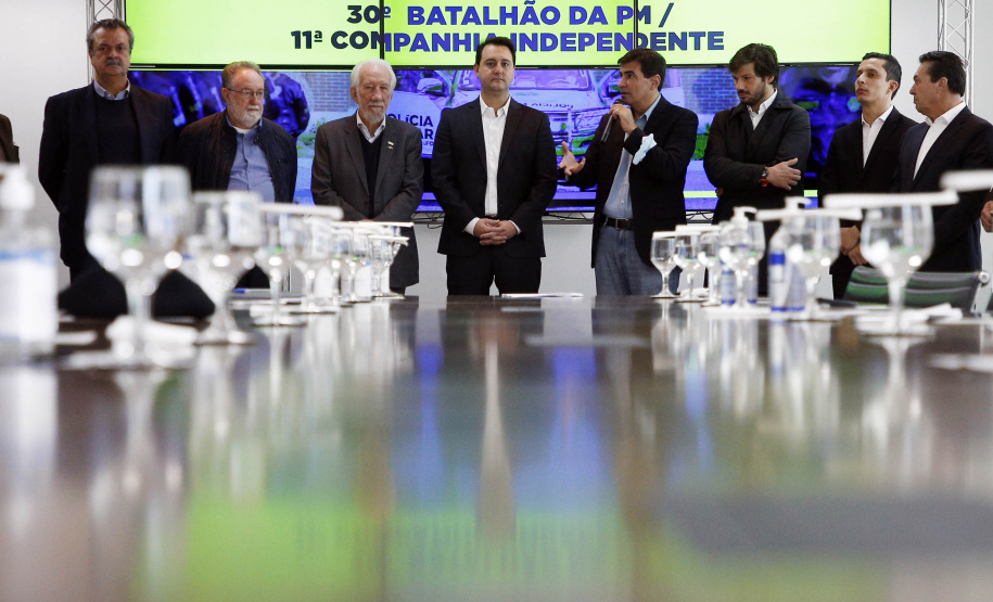 O governador Carlos Massa Ratinho Junior anunciou nesta terça-feira (28) a criação do 30º Batalhão da Polícia Militar (30º BPM), com sede em Londrina, no Norte do Estado. Ele também assinou a ordem de serviço para a conclusão das obras do Centro Estadual de Educação Profissional (CEEP) de Londrina entregou o certificado que garante a descentralização da gestão ambiental, que pode ser feita de forma autônoma pelo município.