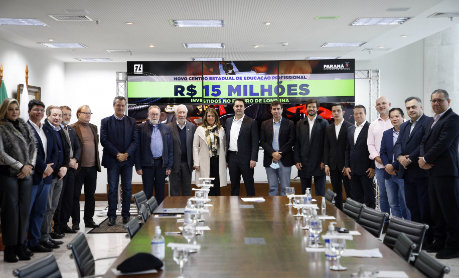 O governador Carlos Massa Ratinho Junior anunciou nesta terça-feira (28) a criação do 30º Batalhão da Polícia Militar (30º BPM), com sede em Londrina, no Norte do Estado. Ele também assinou a ordem de serviço para a conclusão das obras do Centro Estadual de Educação Profissional (CEEP) de Londrina entregou o certificado que garante a descentralização da gestão ambiental, que pode ser feita de forma autônoma pelo município.