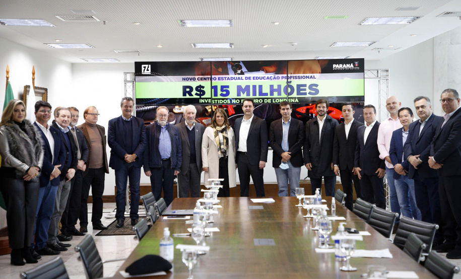 O governador Carlos Massa Ratinho Junior anunciou nesta terça-feira (28) a criação do 30º Batalhão da Polícia Militar (30º BPM), com sede em Londrina, no Norte do Estado. Ele também assinou a ordem de serviço para a conclusão das obras do Centro Estadual de Educação Profissional (CEEP) de Londrina entregou o certificado que garante a descentralização da gestão ambiental, que pode ser feita de forma autônoma pelo município.