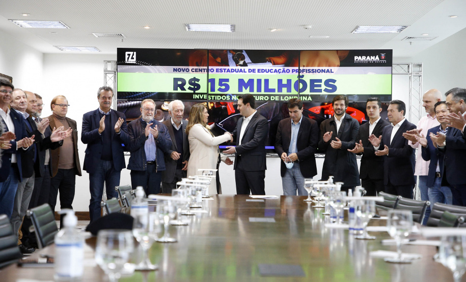 O governador Carlos Massa Ratinho Junior anunciou nesta terça-feira (28) a criação do 30º Batalhão da Polícia Militar (30º BPM), com sede em Londrina, no Norte do Estado. Ele também assinou a ordem de serviço para a conclusão das obras do Centro Estadual de Educação Profissional (CEEP) de Londrina entregou o certificado que garante a descentralização da gestão ambiental, que pode ser feita de forma autônoma pelo município.
