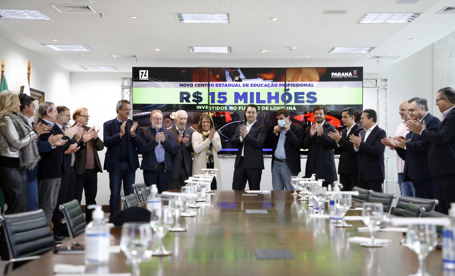 O governador Carlos Massa Ratinho Junior anunciou nesta terça-feira (28) a criação do 30º Batalhão da Polícia Militar (30º BPM), com sede em Londrina, no Norte do Estado. Ele também assinou a ordem de serviço para a conclusão das obras do Centro Estadual de Educação Profissional (CEEP) de Londrina entregou o certificado que garante a descentralização da gestão ambiental, que pode ser feita de forma autônoma pelo município.
