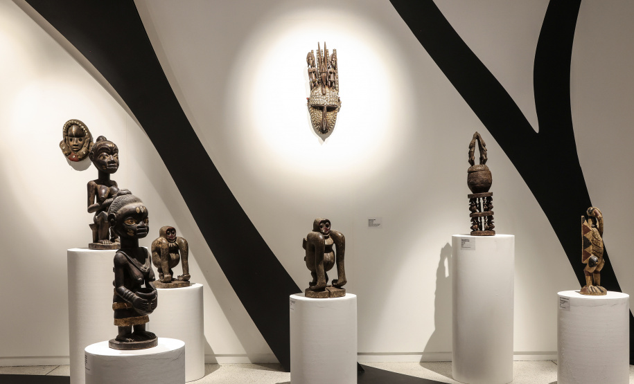 MON promove visita mediada, oficina e videoconferência da exposição de arte africana