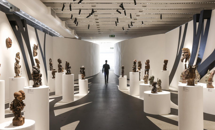 MON promove visita mediada, oficina e videoconferência da exposição de arte africana