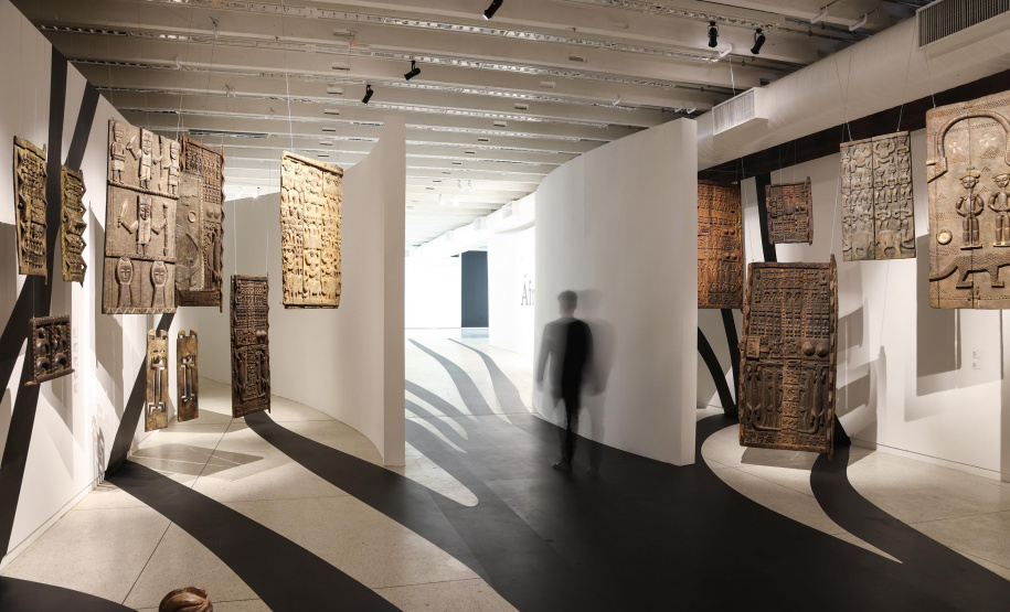 MON promove visita mediada, oficina e videoconferência da exposição de arte africana