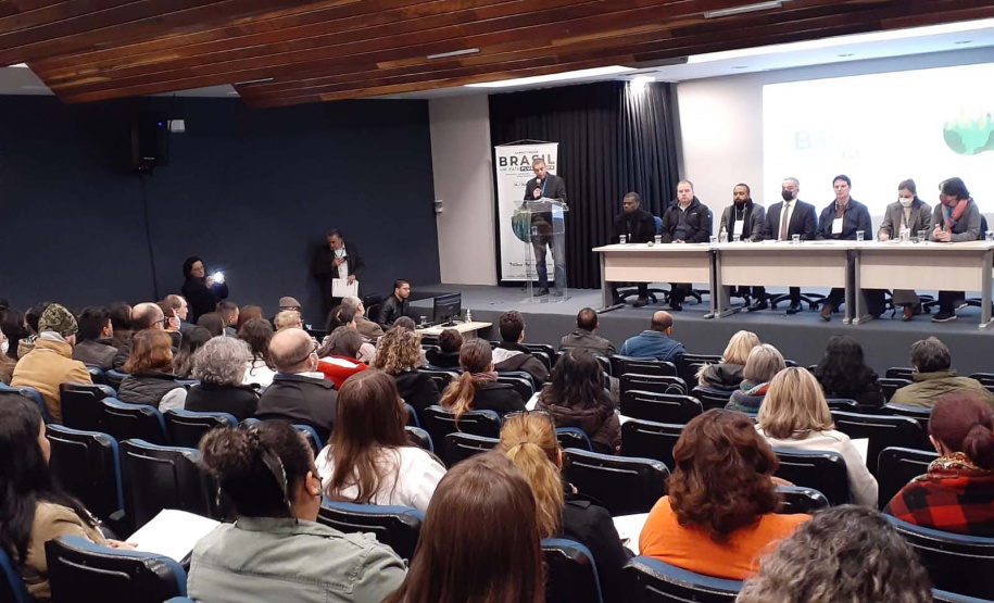 Evento reúne povos plurais e é mais uma iniciativa do Poder Público de acolhimento a quem escolhe o Paraná para se abrigar.