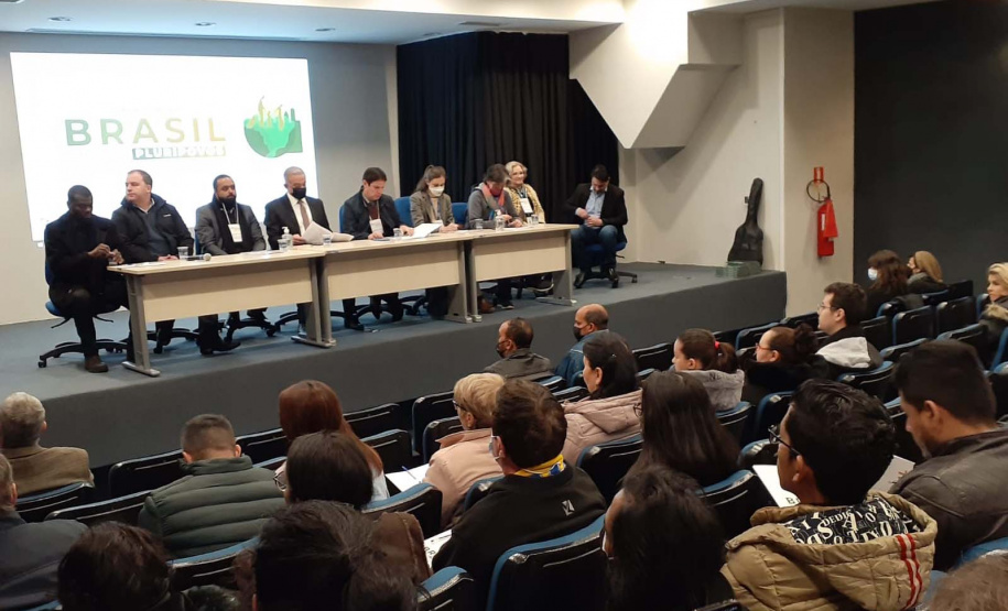 Evento reúne povos plurais e é mais uma iniciativa do Poder Público de acolhimento a quem escolhe o Paraná para se abrigar.