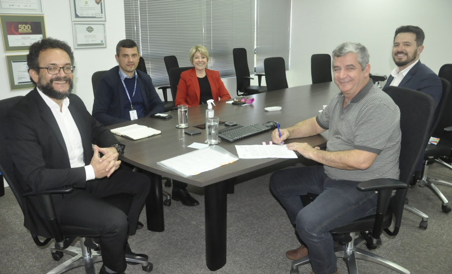 Abatiá firma parceria para levar crédito da Fomento Paraná ao comércio local