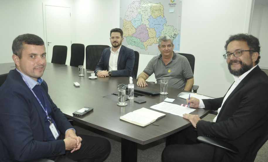 Abatiá firma parceria para levar crédito da Fomento Paraná ao comércio local