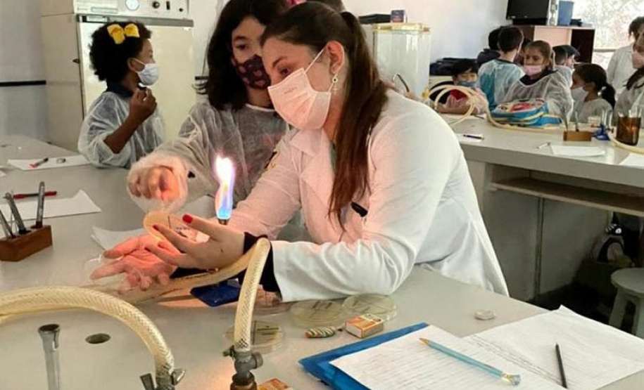 Projeto da UEL leva informações sobre doenças infecciosas a alunos da rede pública