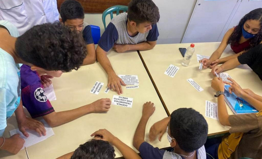 Projeto da UEL leva informações sobre doenças infecciosas a alunos da rede pública