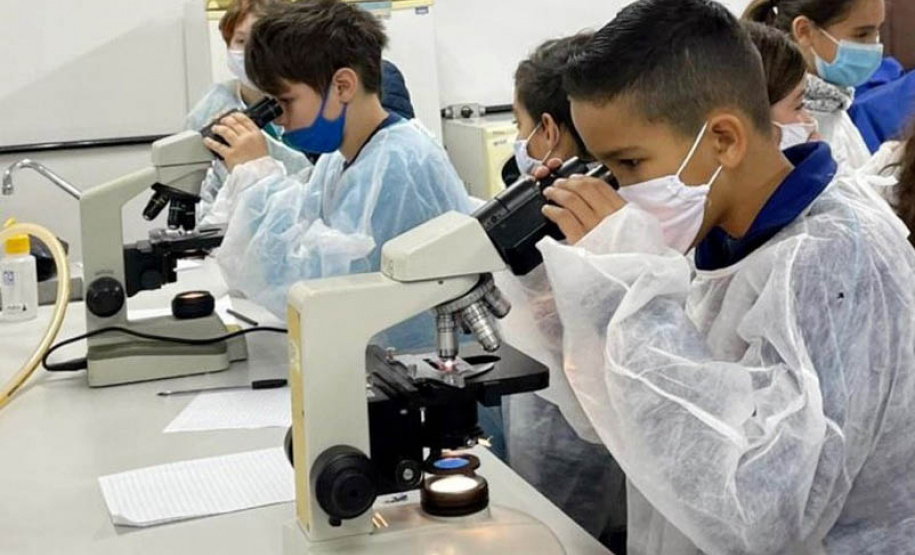 Projeto da UEL leva informações sobre doenças infecciosas a alunos da rede pública