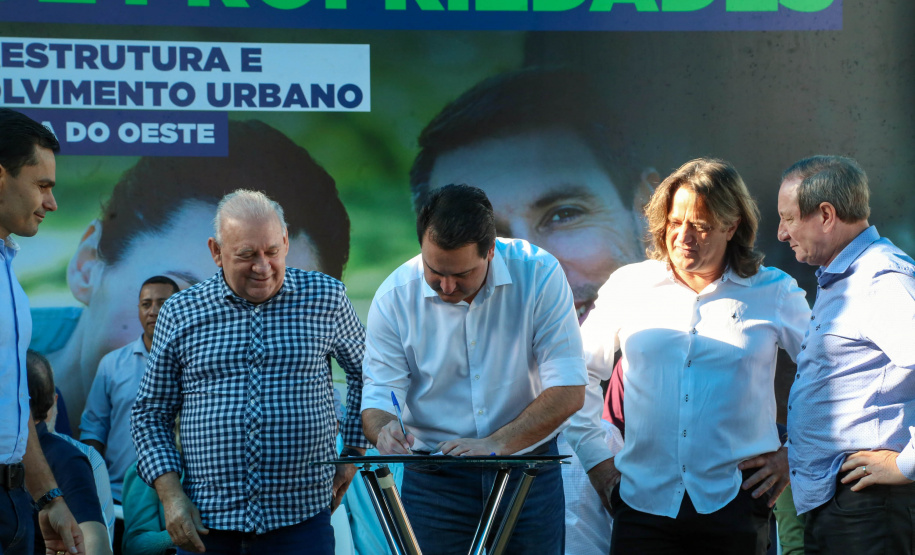 Governador regulariza casa de 231 famílias e libera R$ 7,2 milhões em recursos em Santa Tereza do Oeste