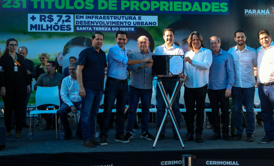 Governador regulariza casa de 231 famílias e libera R$ 7,2 milhões em recursos em Santa Tereza do Oeste