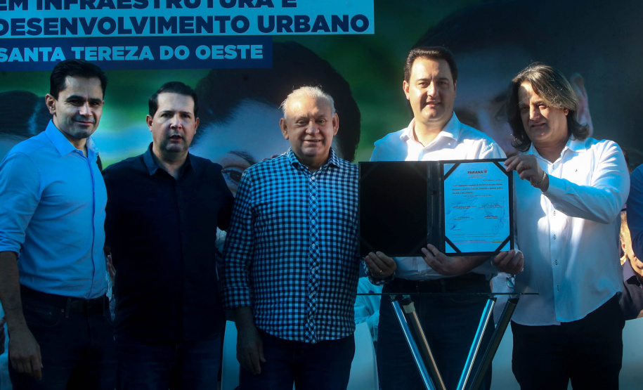 Governador regulariza casa de 231 famílias e libera R$ 7,2 milhões em recursos em Santa Tereza do Oeste