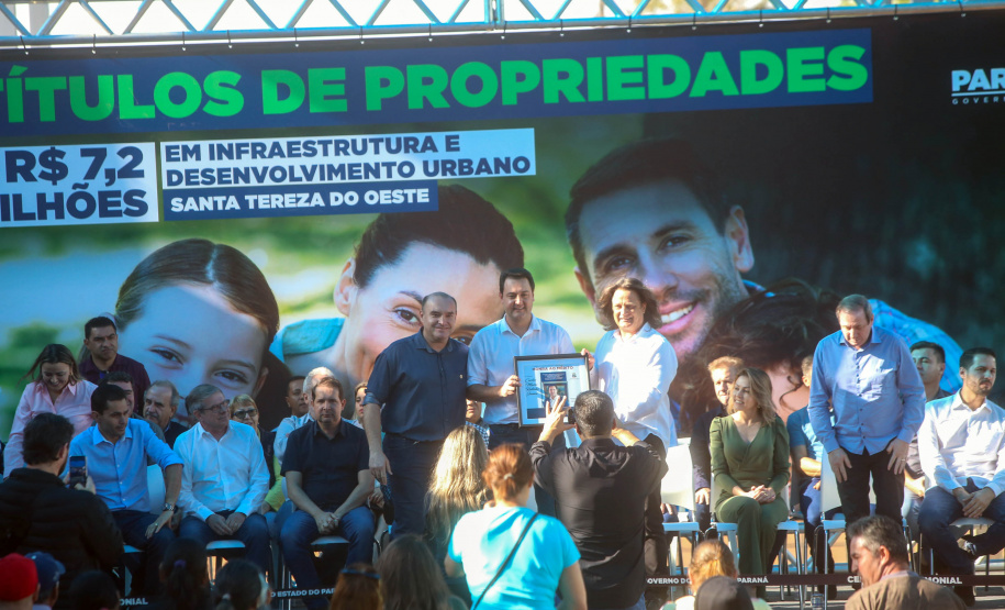 Governador regulariza casa de 231 famílias e libera R$ 7,2 milhões em recursos em Santa Tereza do Oeste