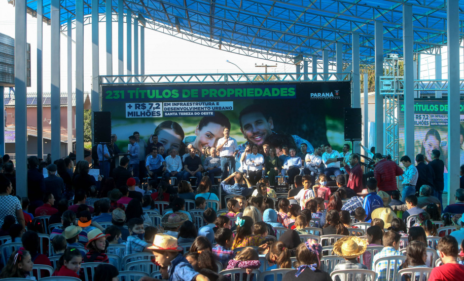 Governador regulariza casa de 231 famílias e libera R$ 7,2 milhões em recursos em Santa Tereza do Oeste