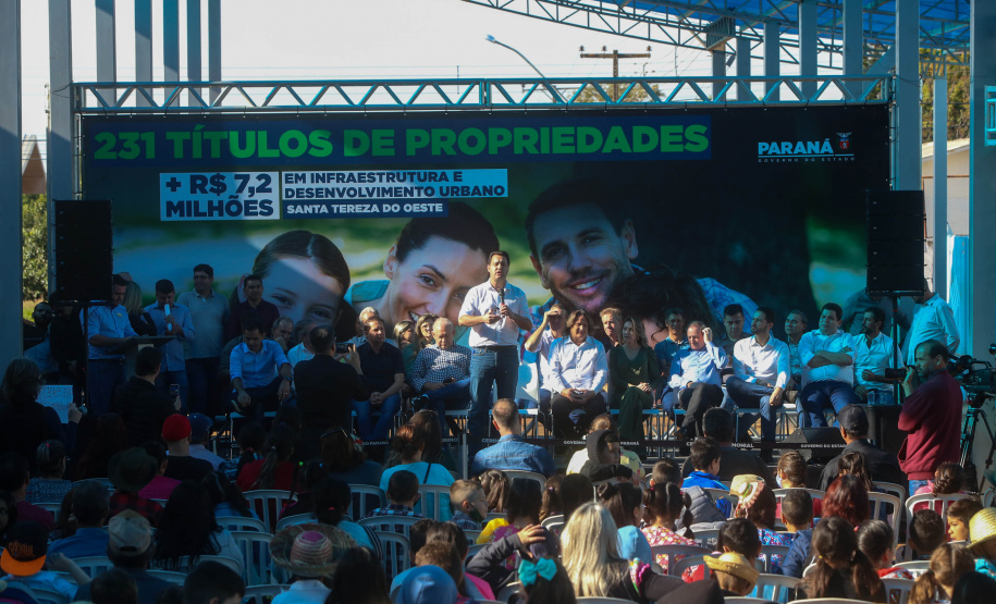 Governador regulariza casa de 231 famílias e libera R$ 7,2 milhões em recursos em Santa Tereza do Oeste