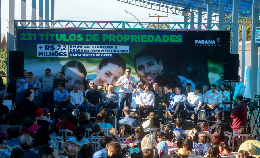 Governador regulariza casa de 231 famílias e libera R$ 7,2 milhões em recursos em Santa Tereza do Oeste