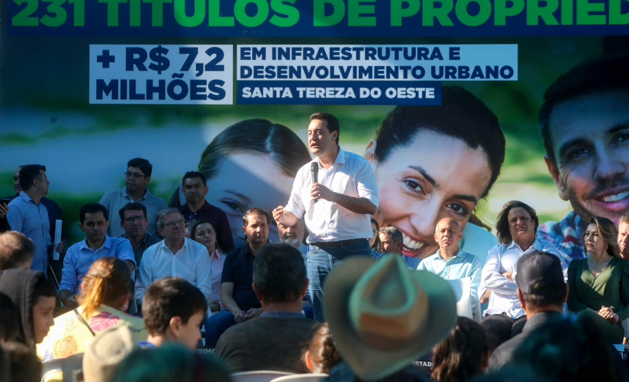 Governador regulariza casa de 231 famílias e libera R$ 7,2 milhões em recursos em Santa Tereza do Oeste