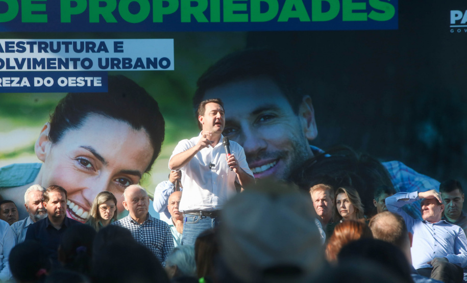 Governador regulariza casa de 231 famílias e libera R$ 7,2 milhões em recursos em Santa Tereza do Oeste