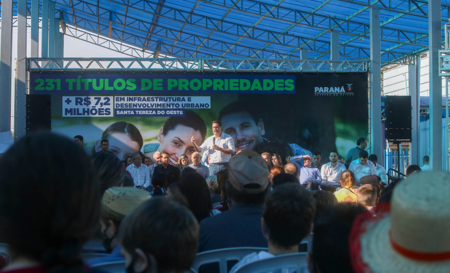 Governador regulariza casa de 231 famílias e libera R$ 7,2 milhões em recursos em Santa Tereza do Oeste