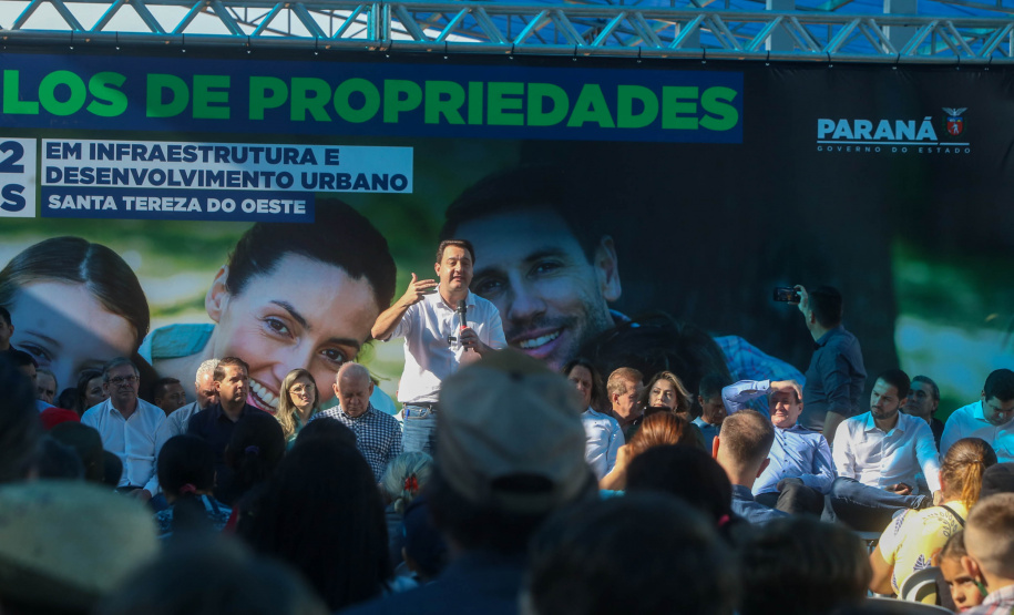Governador regulariza casa de 231 famílias e libera R$ 7,2 milhões em recursos em Santa Tereza do Oeste