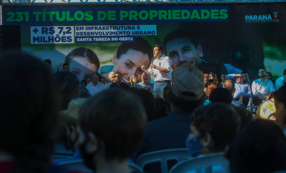 Governador regulariza casa de 231 famílias e libera R$ 7,2 milhões em recursos em Santa Tereza do Oeste